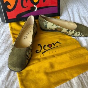 ICON Women's Green and Beige Patterned Flats